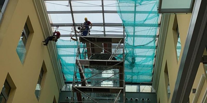 Kompletna_vymena_AL_transparentnej_strechy_vratane_pochodznych_servisnych_rostov_za_prevádzky_budovy_zabezpecenie_pomocou_zachytnych_sieti
