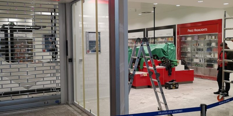 Zmena_dispozicie_vstupu_do_Duty_Free_Shopu_dodavka_zasklenej_steny_premiestnenie_bezpecnostnej_rolety_upravy_SDK_konstrukcií